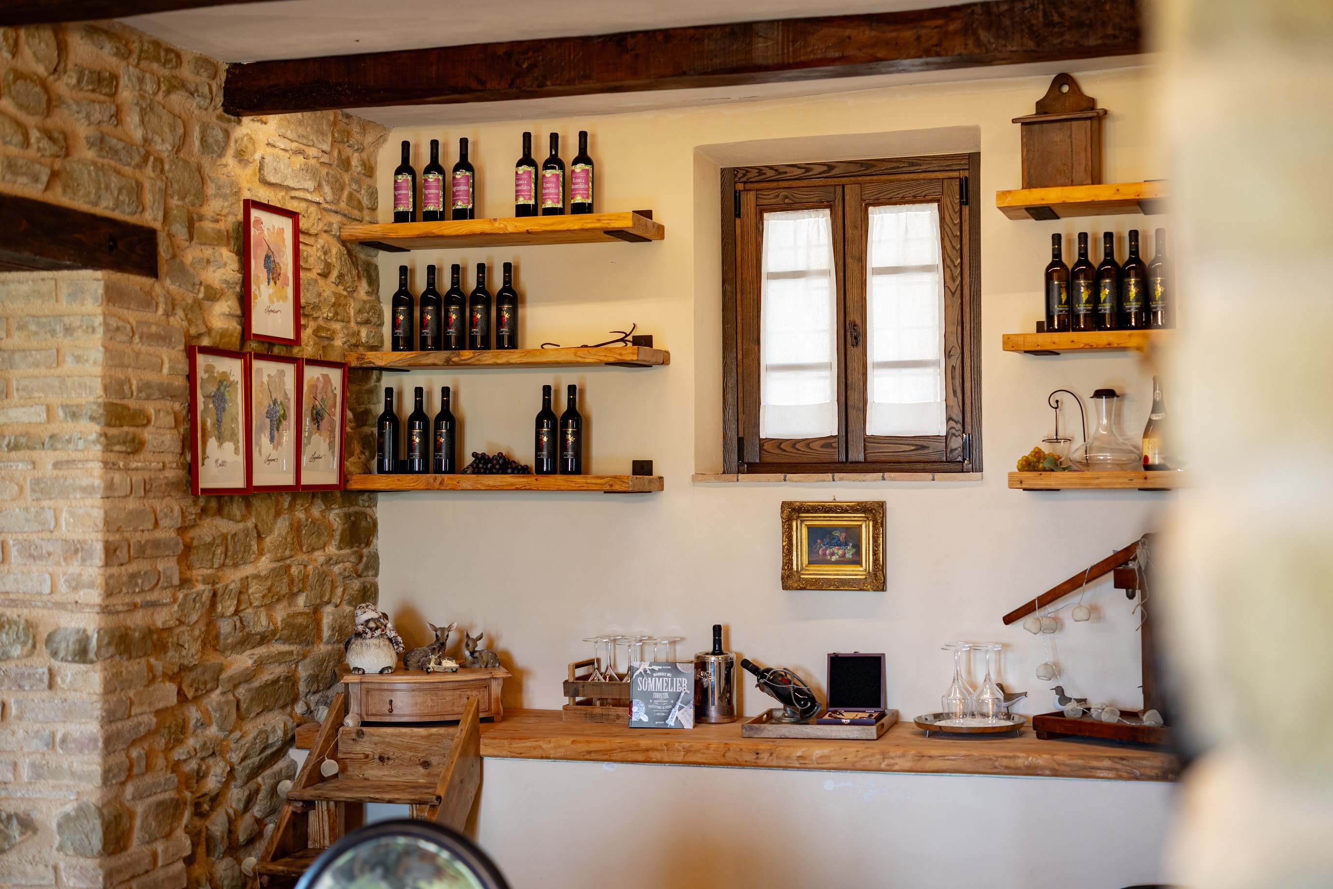 Salotto con pareti in pietra