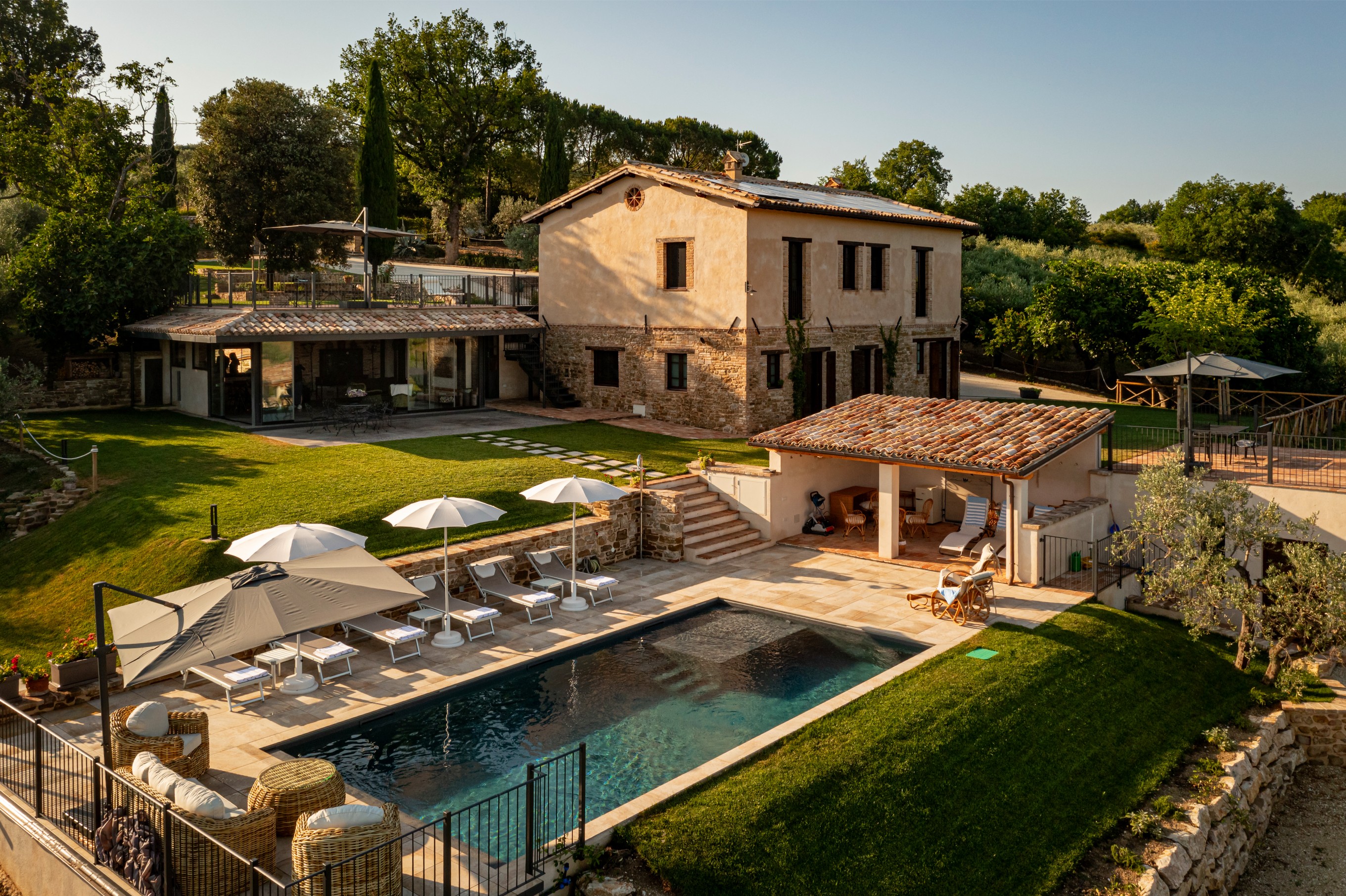 Il Casale Isidoro immerso tra gli uliveti di Castel Ritaldi, tra Spoleto e Montefalco