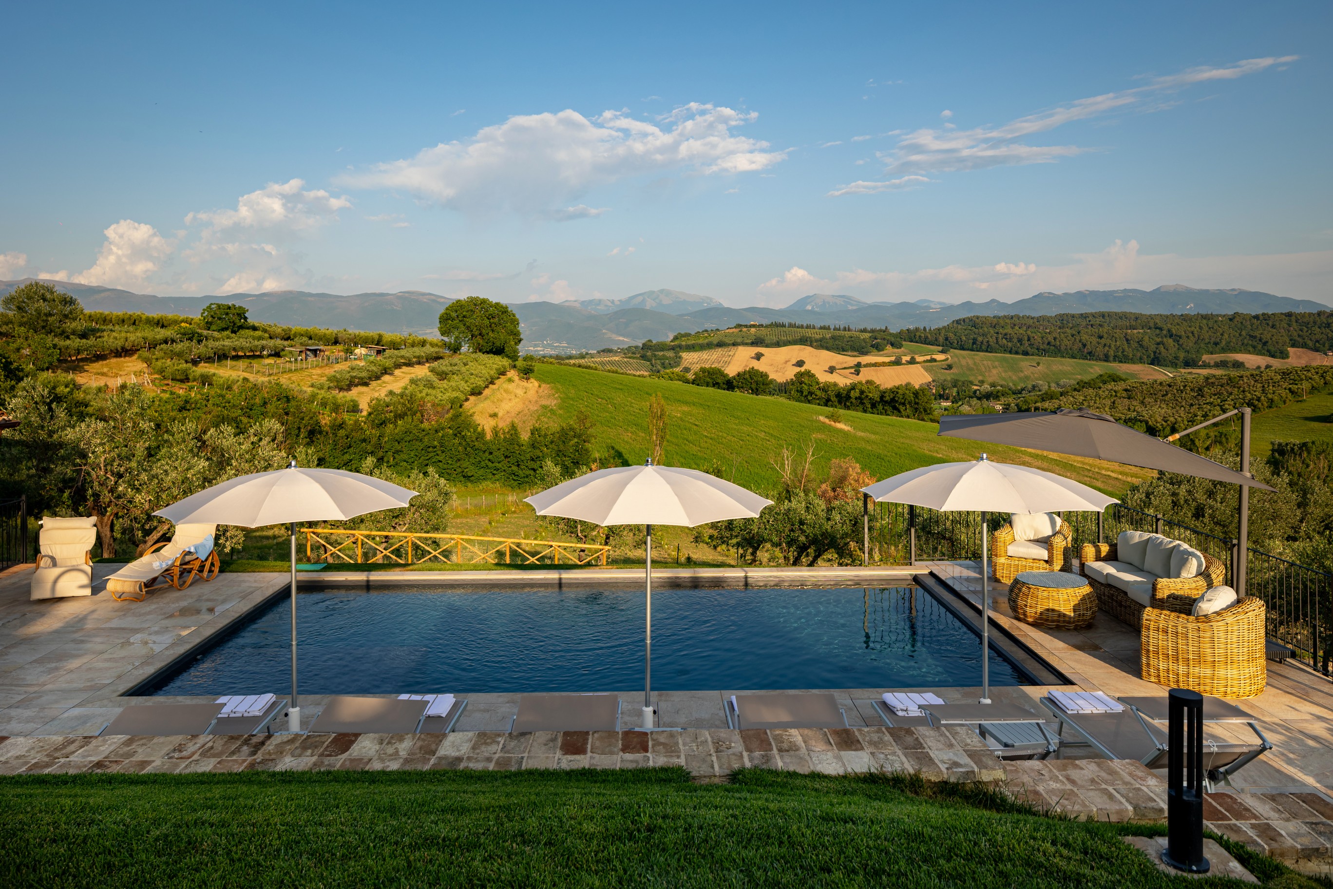 Bordo piscina e area relax
