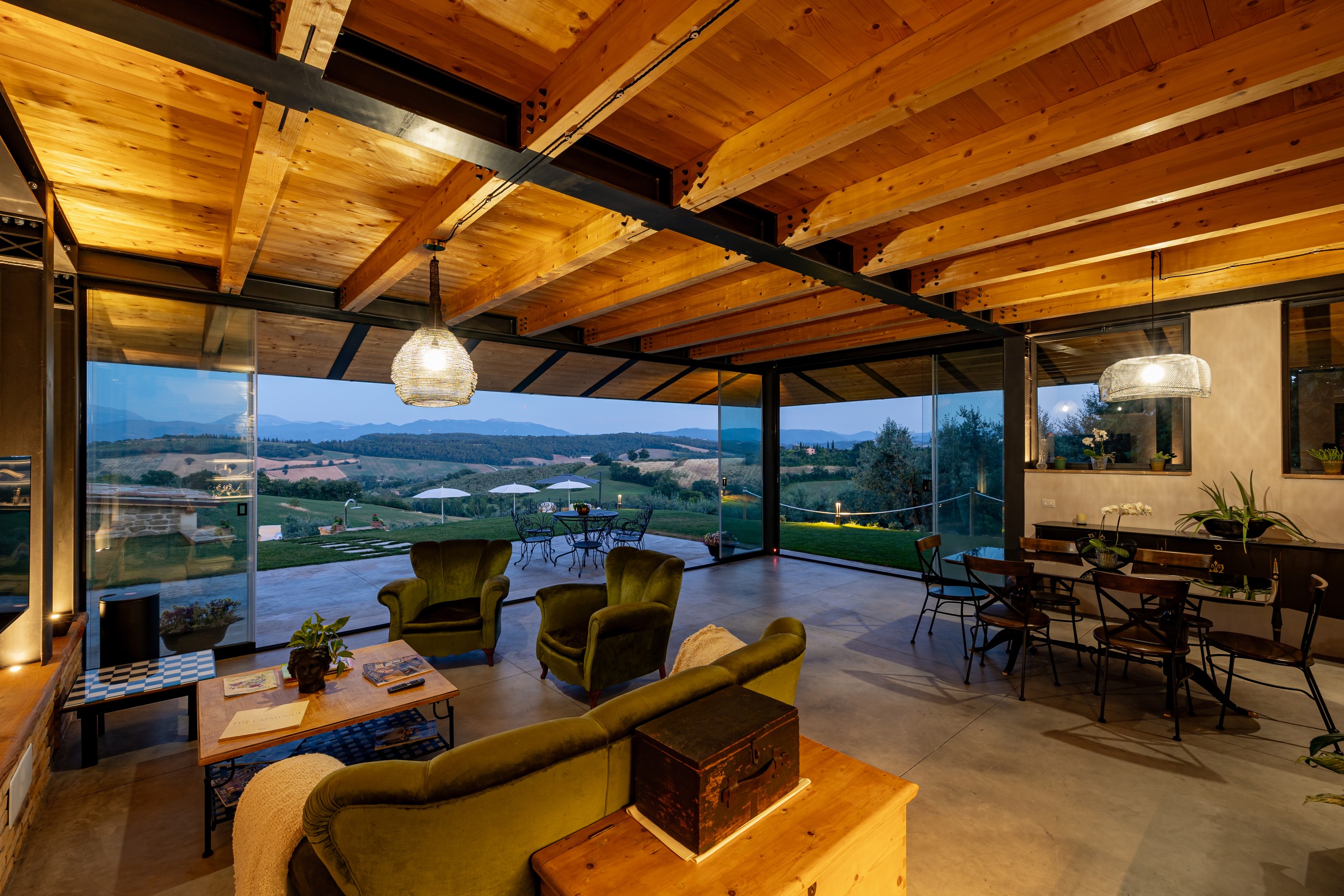 La sala living del Casale Isidoro con veranda panoramica e biliardo originale Restaldi