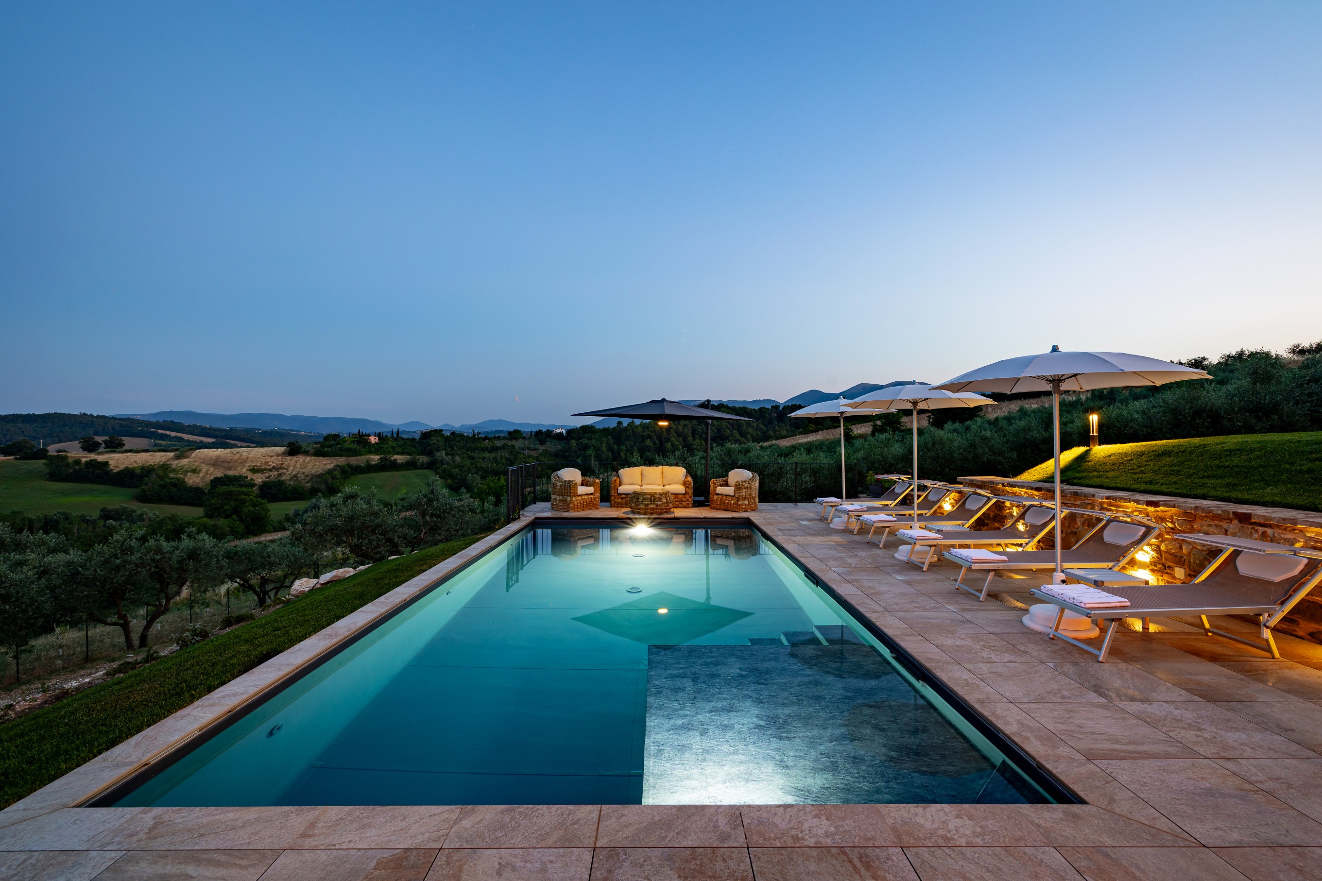 Vista sulla piscina e sulle colline umbre