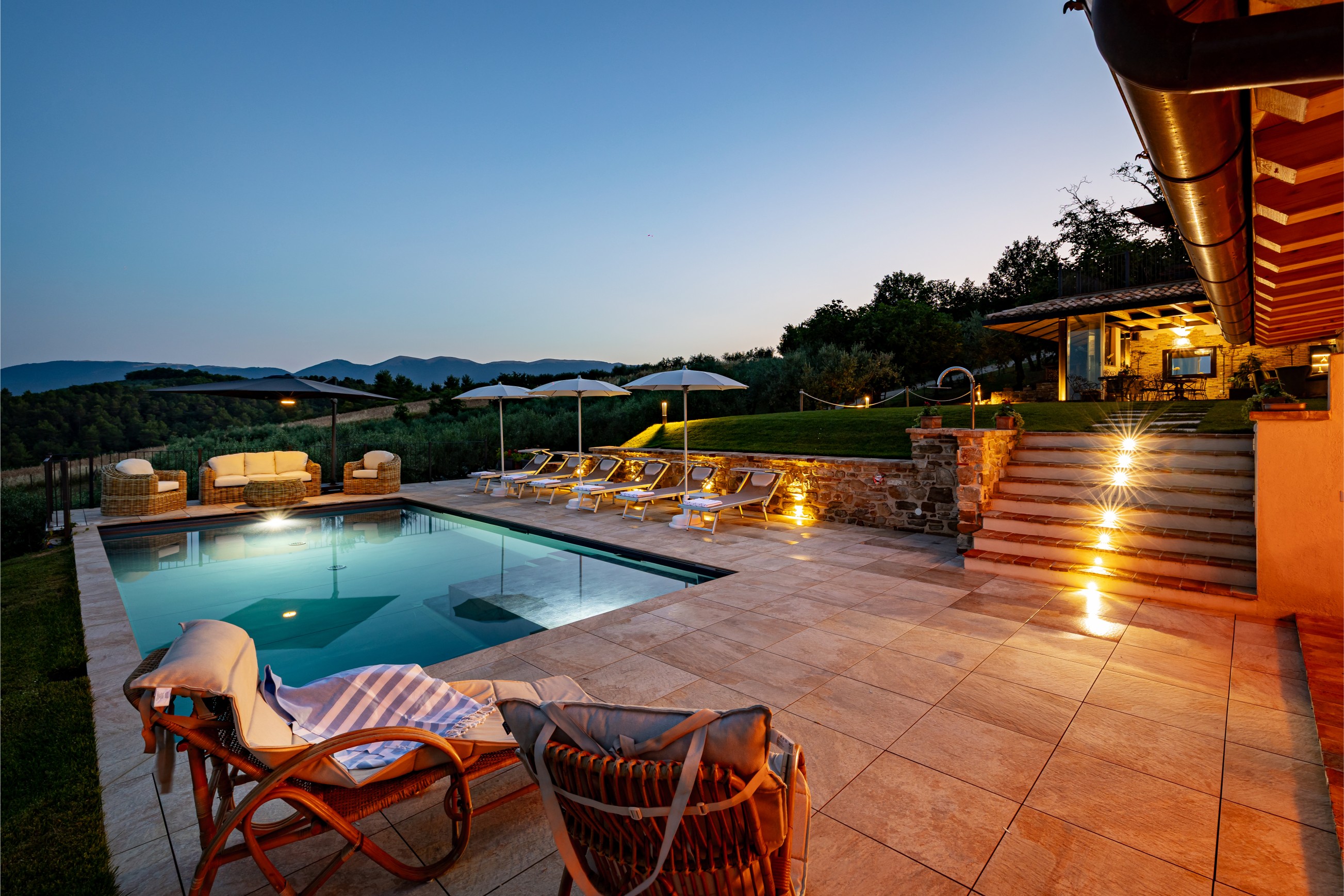 Solarium con lettini a bordo piscina