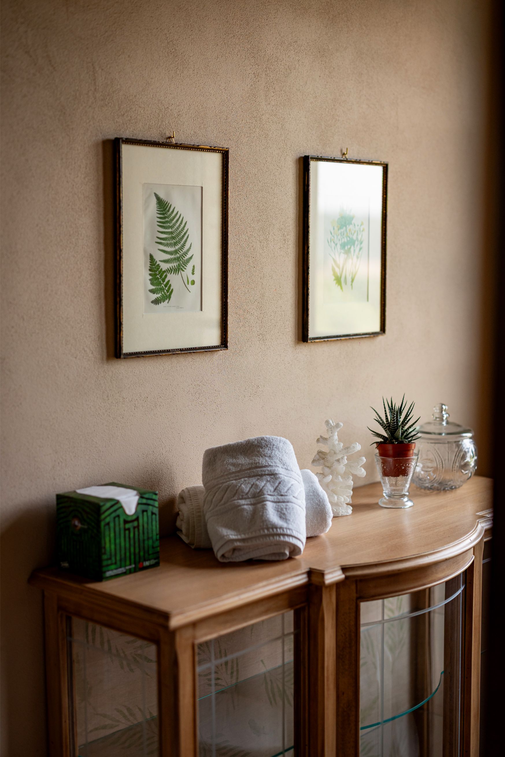 Camera delle Dame - Dettaglio bagno con stampe botaniche