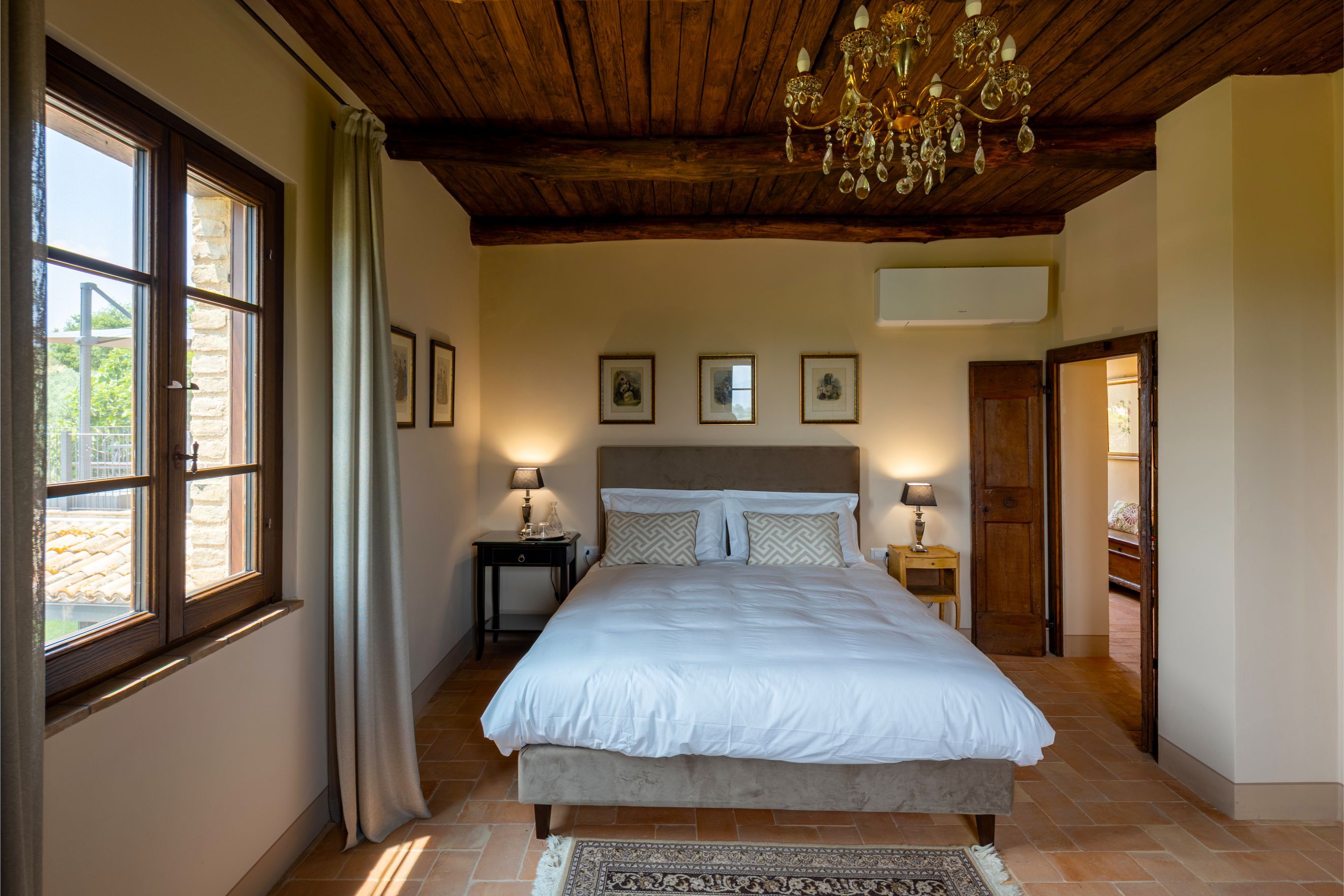 Camera delle Dame - Letto e lampadario